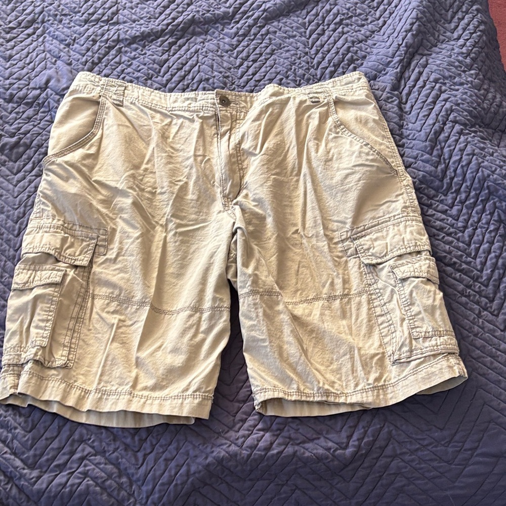 No Boundaries Men's Cargo Shorts in Khaki Beige